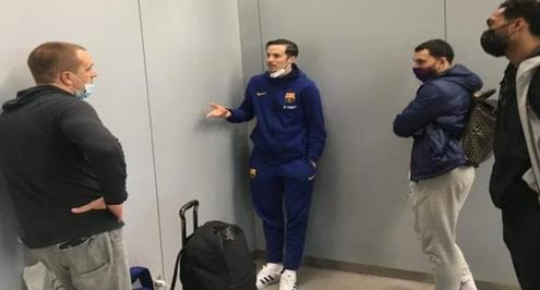 فضيحة أخلاقية لبرشلونة.. النادي يمنع لاعبه من السفر بسبب الريال